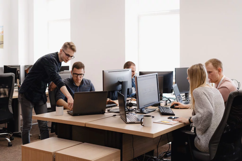 Equipo de trabajo usando iFichajes
